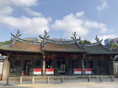 ホテルから歩いて3分くらいのところにある、シアン・ホッケン寺院（天福宮）に来ました。シンガポールにある中国の寺院の中で最古だそうです。