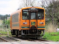 津軽鉄道は1～2両のかわいらしいディーゼルカーで運転されています。太宰治ゆかりの場所なので、走れメロスのヘッドマーク？がついています。