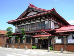 明治42年に太宰治が誕生したのが、この斜陽館：旧津島家住宅です。近代和風建築として、平成16年には重要文化財に指定されました。