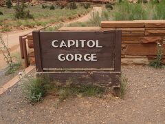 キャピトルゴージ Capitol Gorge
ここから先は未舗装道路になります。
