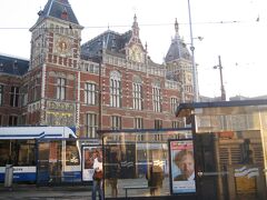 15分ほどでアムステルダム中央駅です。
東京駅のモデルになった駅です。
