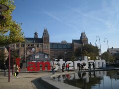 ダム広場。
昔はここに堰がありました。堰のことをオランダ語でダムといいます。
これがアムステルダムの語源になりました。