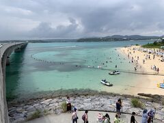 　古宇利島へやってきました。前回も来たので、今回は落ち着いて見れます。中国人・韓国人の観光バスツアーはたいていここに寄るみたいで、古宇利島の広場は相当うるさいです。ただ、ここに連れてこられた外国人のテンションの上がり方は、なかなか見ていて面白いというか、多分ツアーガイドのだいご味なんだろうなあと思いました。
ちなみに、今回も空に青空はないですね。そのあたりは残念です。