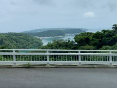 　先の古宇利島は、サンゴ礁の海岸で遠浅の海が広がりますが、この写真の「ワルミ大橋」付近は水深が深く、海の色が異なります。大型の船も通行できるように、高さ40ｍのところに橋がかけられています。