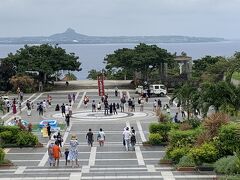 海洋博公園に到着しました、観光バスの駐車場から美ら海水族館へは10分ほど歩きます。美ら海水族館へと向かっている途中、噴水広場でエイサーをやっていました。
また、対岸の伊江島が非常にきれいに見えています。
