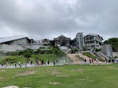 美ら海水族館に到着。そういえば1か月前にも来たなあと。今回は美ら海水族館には用はなく、関連施設の方に用事があるのです。
また写真左下の歩道では、下から冷気が上がってくるという設備があり、MAXまで冷気が出ると、霧の中を歩いているようで面白かったです。