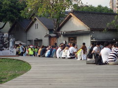 電氣街から程近い華山1914文創園区へ
古い建物を活かした商業施設で、若者から家族連れが多くいて
賑わっていました。
