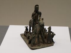 武士出征像 （後漢～三国時代・蜀・2～3世紀）雲南省博物館所蔵 
諸葛亮を悩ませた西南夷を表す群像。