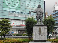 徳川家康公像は、壮年期の家康公の姿です。
風格のある家康公像は、記念撮影スポットとしても人気です。