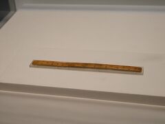 定規 （三国時代・魏・3世紀） 1972年、甘粛省嘉峪関市新城2号墓出土 甘粛省博物館所蔵 
動物の骨を薄く削って作った物差し。