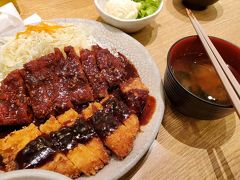 少々　遅めの昼食！
わらじとんかつ