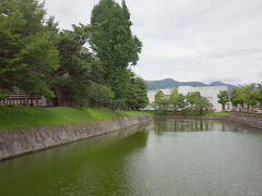 松本城に向かいます。立派なお濠。