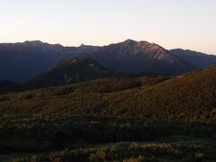 ６時出発　朝の五色ヶ原
中央に大きいのが赤牛岳、その左に槍ヶ岳の尖頭が　右端は笠ヶ岳