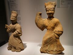 （左）舞踏俑 （後漢～三国時代・蜀・2～3世紀） 重慶市出土 重慶中国三峡博物館所蔵
（右） 舞踏俑 （後漢～三国時代・蜀・2～3世紀） 重慶市出土 四川博物院所蔵 
三国歴訪の蜀から始まります。