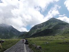 11時半、室堂です　右が浄土山、左の雄山にはガス