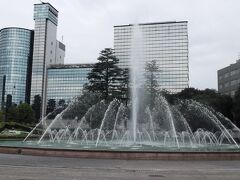 翌日　県庁前公園
ベンチがフラットで意外でした　ホームレス対策で仕切られている街が多いでしょう？