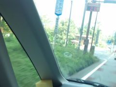 御坂峠には「カムイ御坂スキー場」という小さなスキー場があります。
夏でもやっているはず・・・。短距離で一つのリフトだけですが。
気温がもう２１度あります・・・