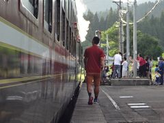 17時19分、津川。

ここでは列車交換と車両点検のため、15分停車するそうです。
また、機関車付近には人が集まって来た。