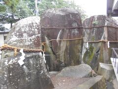 三石神社は大きな岩が鎮座
