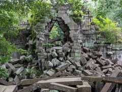 崩れた石の門がお出迎え