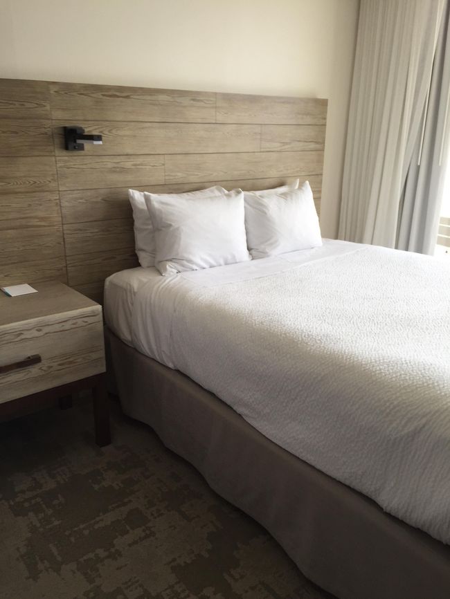 みんなで空港のラウンジを２つはしごして、出発前から堪能。<br />でもハワイは初日が辛い。<br />チェックインできる夕方までウロウロ。<br /><br />今回は綺麗になったアロヒラニリゾートワイキキビーチ。<br />ウォシュレットの噂を聞いたけど、ありませんね。