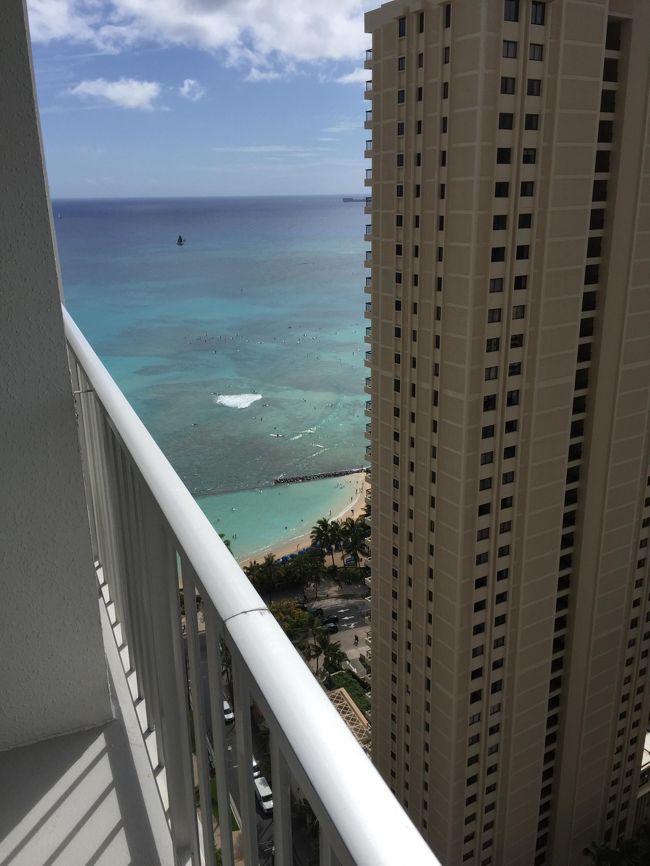 隙間から、海も見えます。<br />セルフのウエルカムドリンクとプールサイドバーのドリンク券ももらいました。<br />しっかり利用させていただきました。<br /><br />初日は、ヴィクトリアズシークレットでヨガウエアを買い、ティムホーワンで早めの晩御飯。<br />久しぶりの点心はとても美味しく、海老餃子を何度もおかわり。