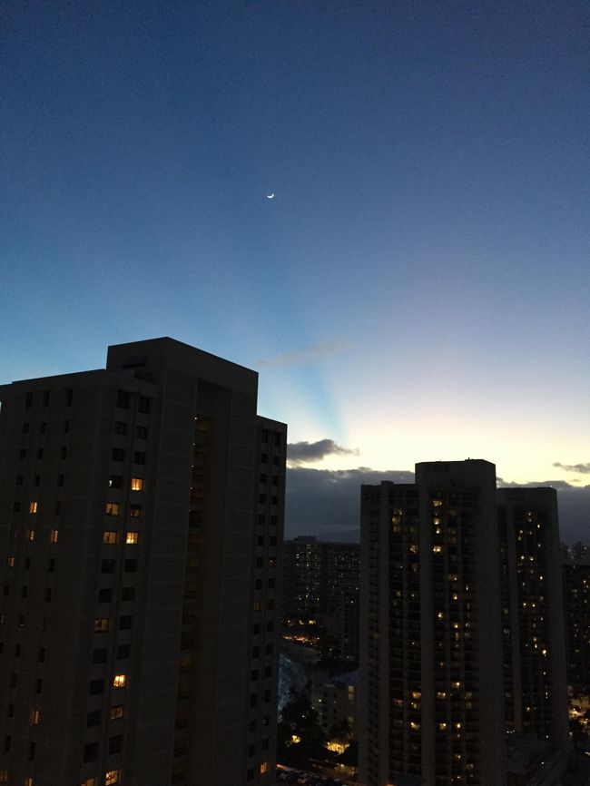 ホテルに戻ると、空に謎の青い光。<br />でも、明日は早朝から予定があるので、早めに寝ます。