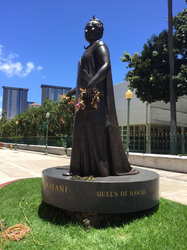 そして、トロリーを乗り継いで、2人ずつで観光。<br />私は1人で来ていた方とご一緒にオアフ島5度目にして、初イオラニ宮殿へ。