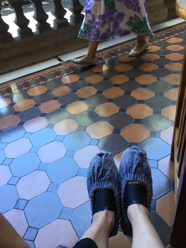 シューズカバーをつけてまわります。