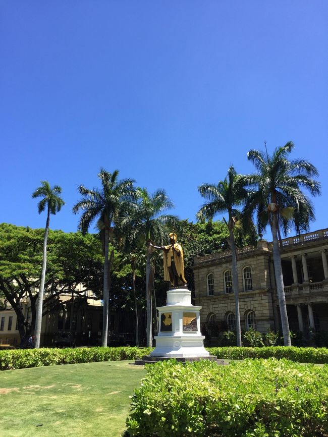 カメハメハ大王、はじめまして。<br />アラモアナセンターのJTBのラウンジで、カカアコのウォールペインティングを見に行った二人と待ち合わせ。<br />迷子になって、なかなか来ませんでした。<br />やっと合流して、アラモアナセンターをウロウロしてから、北のほうにある多分韓国系の方の生地やさんで1人がハワイアンキルトの布購入。<br /><br />晩御飯はインターナショナルマーケットプレイスのストリップステーキへ。<br />ピンチ！老眼の私たち、暗いところが苦手。<br />奥の席に案内され、メニューを読むのに苦労しました。