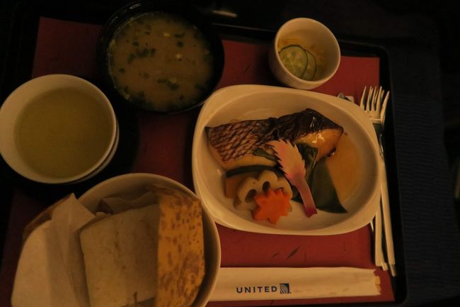 ごはんが出てきました、こちらは日本食です。<br /><br />ごはんはちまきのように出てきました。<br />味噌汁の味は不思議な味だった！