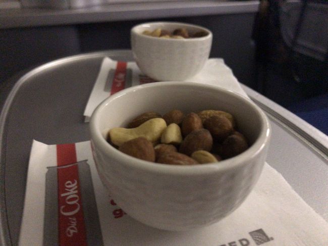その後、ユナイテッド航空へ登場し、<br />まずはウェルカムドリンクのあと、ナッツがでてきました。<br /><br />ナッツの量が結構多かった！（あったかくておいしかったです）