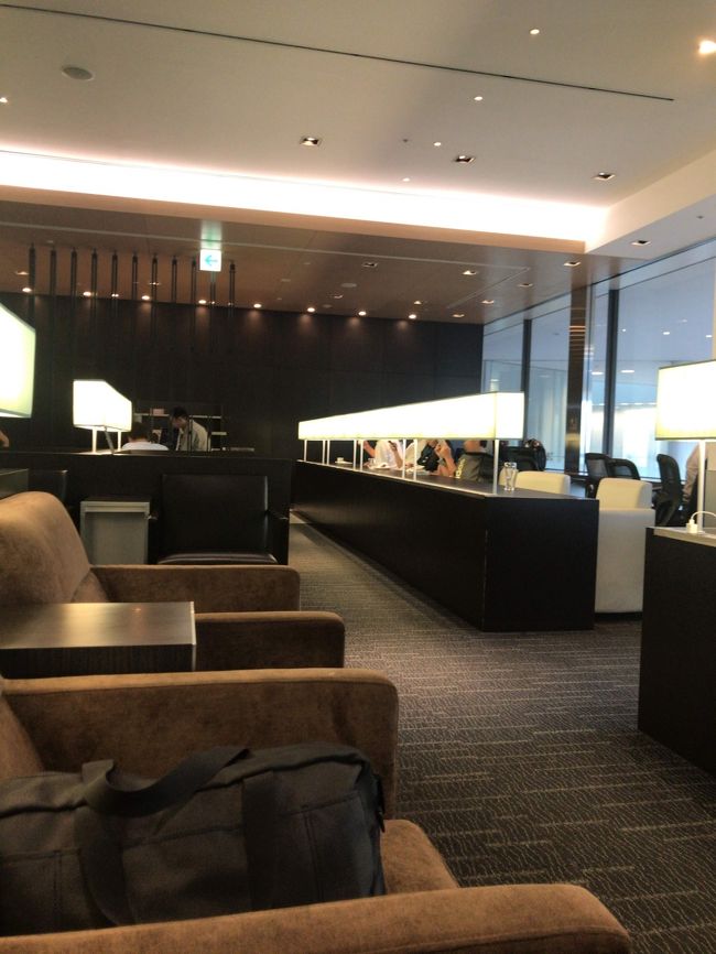 こういう感じです。<br />席自体は、ユナイテッドのほうが広いです。<br />ＡＮＡはコンパクトきれいな感じ！<br /><br />ごはんは圧倒的にユナイテッドのラウンジより、ＡＮＡのラウンジのほうがおいしかたです。<br />ＡＮＡでご飯をたべて、ユナイテッドのラウンジでのんびりするのがおすすめ。