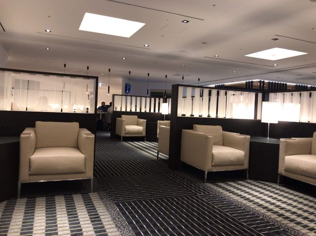 その後ＡＮＡのラウンジへ移動。<br />ＡＮＡのラウンジのほうが、シックな感じです！<br />トイレもきれいです。（ユナイテッドよりも日本感がある）