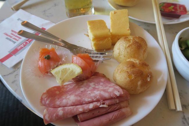 まずは、成田空港のユナイテッド航空のラウンジに来ました。<br />ユナイテッドのラウンジはとても広かった！<br />明るくて解放感のある感じでした。<br /><br />まずはワインとごはんをいただきます。