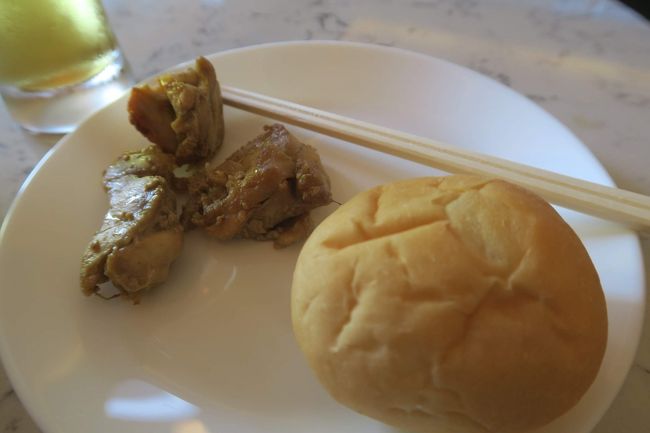 このパンとお肉は正直微妙だった…