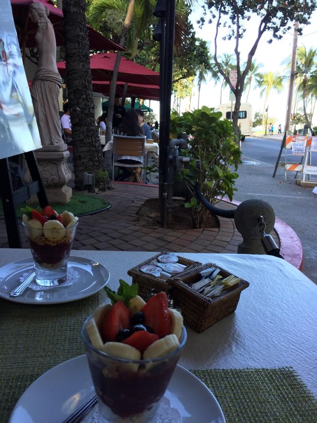 朝ごはんは、食欲のない2人を残して、アランチーノ･ディ･マーレへ。<br />