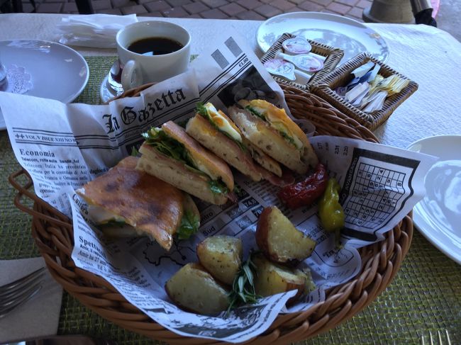 外のテーブルで、アサイーボウルとパニーニで悔いなし。。。