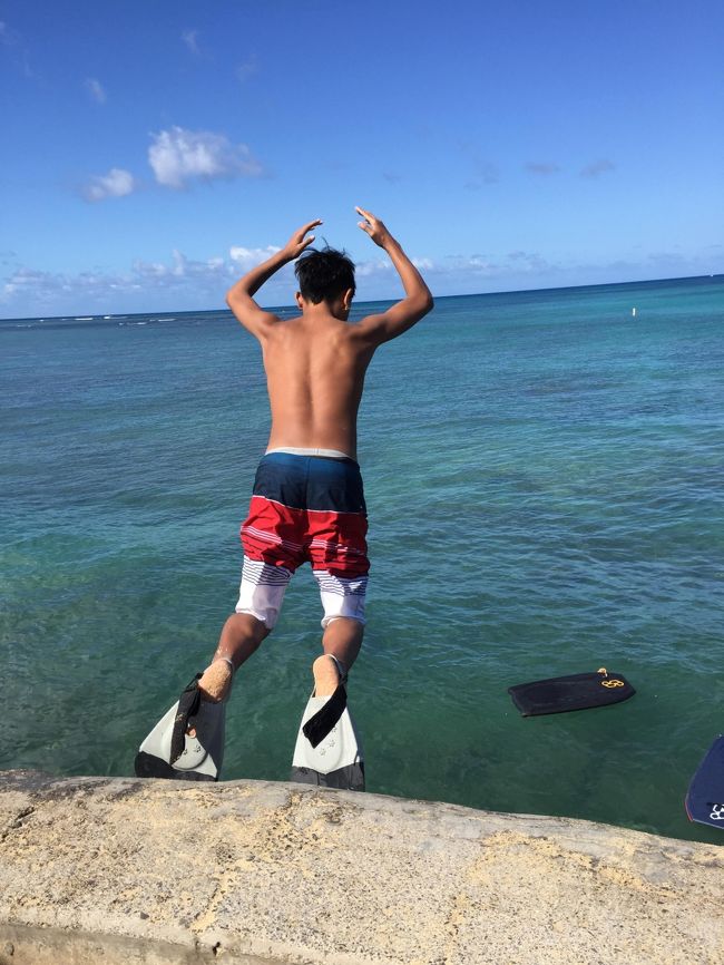 飛び込む少年。