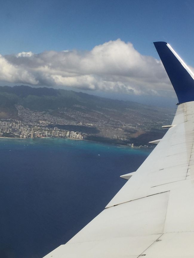 空港へはタクシーを頼んでいたけど、昨日からのイベントで通行止めがあり、なかなか来ません。<br />やっと来た運転手さん、<br />「大回りしていい？」<br />いいよ！<br />ちょっと料金は高くなったけど、早かったし。。。<br />チップ込みで渡したら、多すぎると言って少し返してくれました。<br />いい人だ。。。<br /><br />こちらの空港でもわかりにくいラウンジを探していきます。<br />だって、2人このためにカード作ったし。