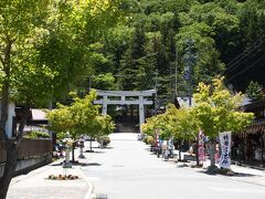 11：47　諏訪大社　上社本宮　（ほんみや）

駐車場も広いし（嬉しい)お土産屋さんや飲食店もあります。
参拝の方が多いみたい。
正面鳥居が見えてきました。この鳥居は昭和に入って作られたもの。