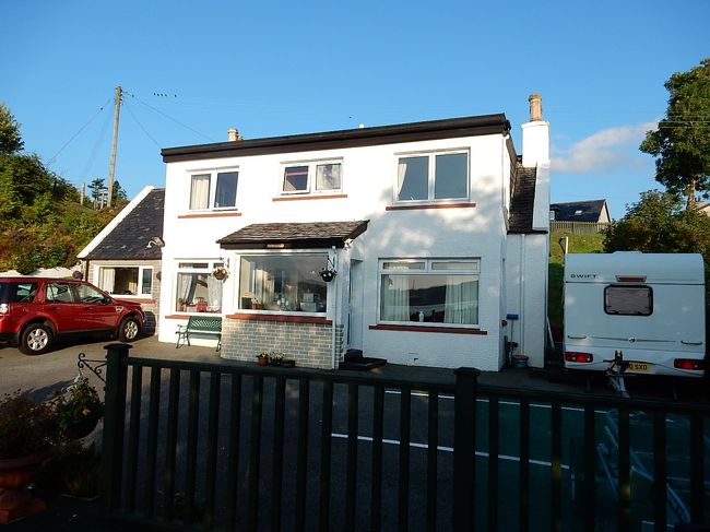 ラビーズのバスが迎えに来た時、ご夫婦で見送って下さいました。<br />ハグしあったり、あなたたちが良いお天気を連れてきてくれた、とかすごく嬉しい言葉をかけて下さったりと、本当に心温かくなる滞在をさせて頂いた宿でした。<br /><br />今回の旅では、田舎の宿に何軒か泊まりましたが、どの宿でも本当に気持ちのいい滞在をさせてもらいました。ロンドンやエディンバラのような都会では、多分味わうことのできない体験だったと思います。<br />観光地を訪問したり、美しい風景を見ることも大切な思い出ですが、こういう現地の人との思い出は、私にとっては時が経っても忘れられない貴重な思い出です。<br />