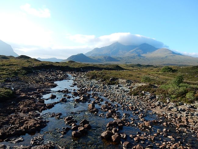スカイ島では最後の観光になる、山々の眺めがきれいなビューポイントに立ち寄りました。
