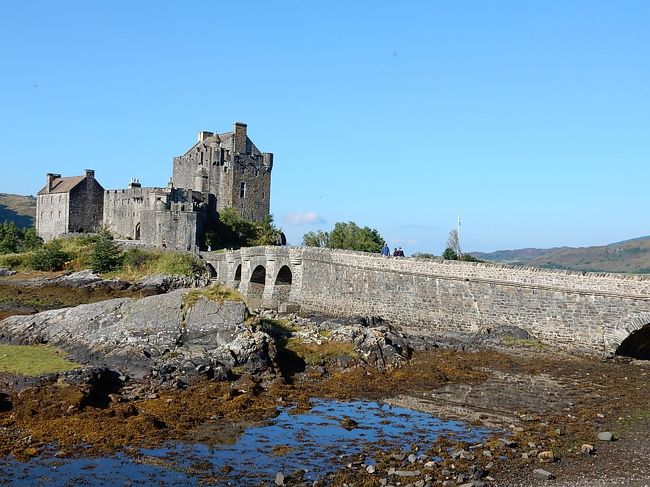 スカイ島を後にし、イギリス本土に戻ってきました。<br />アイリーン・ドナン城に到着です。<br /><br />エディンバラを除いて、久しぶりに日本人のツアーに遭遇しました。<br /><br />