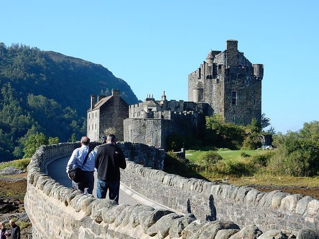 ここでは１時間半の自由時間がありました。<br />ほとんどのツアーメンバーは城に入ったと思いますが、私たちはエディンバラ城とバンバラ城を見て結構満足していたので、中には入らず、お土産を見たり城の辺りをぶらぶらして過ごしました。