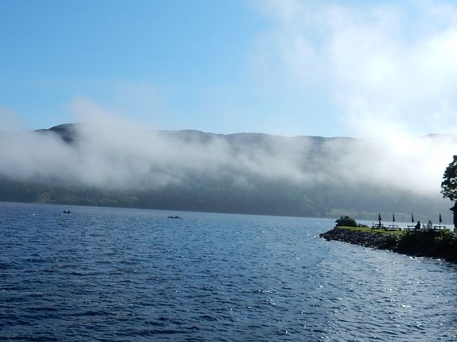 細長いネス湖の南西端にある、フォート・オーガスタスFort Augustusにやって来ました。<br />きれいに晴れ渡ったネス湖が見えます。