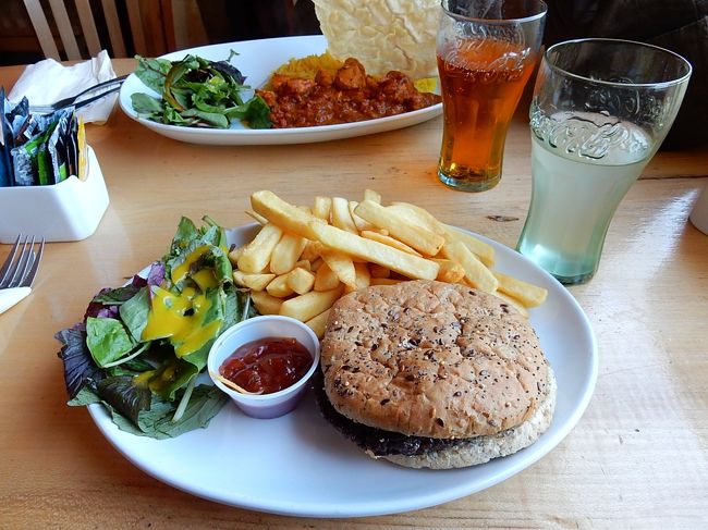 フォート・オーガスタスで昼食でした。<br />あまり時間がないので、空いている店に入りましたが大失敗でした。<br />ハンバーガーを注文しましたが、食べてみると何だか味が変で、どうやら腐りかけているようでした。<br />パンを外して見てみると、店側も承知しているのか、真っ黒になるほど肉を焼いてありました。<br />さすがにこんなところで食中毒にでもなったらと不安で、￡１０（約２０００円）以上しましたが、食べるのは止めにしました。<br />仕方なく、ボードにあるようなおすすめなら大丈夫かと、シュリンプカクテルを注文し直しました。<br /><br /><br />