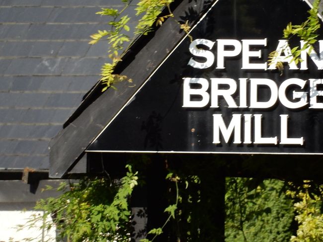 Spean Bridge Millと言う、カフェ兼スコッチウィスキーの店に立ち寄ってくれました。<br />時間もあまりなかった上に種類がたくさんありすぎて、選ぶのに苦労しました。<br />値段も、当時のレートではかなり高かったです。