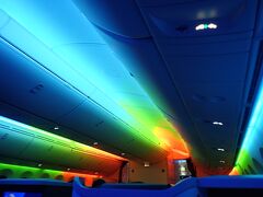 シンガポール到着時、日付も変わって眠さマックスの時に「機内スペシャルライティングをお楽しみください。」とアナウンスあり。
最初は薄い水色の照明が、だんだん素敵な虹色に変わっていきました。
どこかで見た色？と思ったら、これはハワイ行きのA380の飛行機の色かな？

夜中発の便で日本を発てば、朝そのまま次の便に乗り継げますが。
本日チョイスの便ではトランジット時間が10時間ほどあります。
なので、シンガポール到着後は最速でタクシーに乗り、ホテルに行っておやすみなさい。