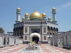 でかい！高さ58ｍ「ジャメ・アスル・ハサナル・ボルキア・モスク」ニューモスク。純金のドーム、5,000人収容可能、ブルネイ随一の大きさ。
中に入りましたがクローズと言われて追い出されました。